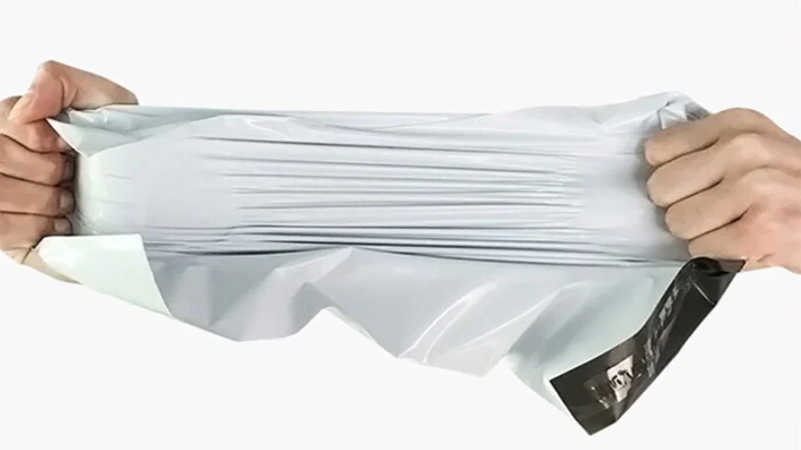 Демонстрация невозможности вскрыть курьер-пакет без повреждений.